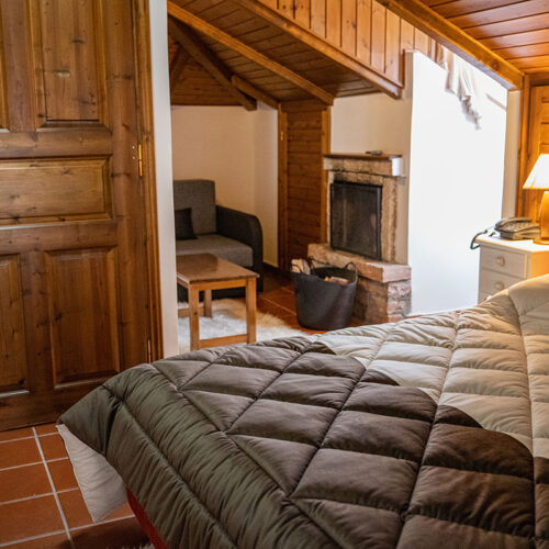 Σοφίτα 2κλινη με τζάκι