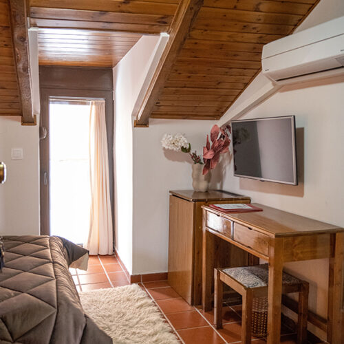 Σοφίτα 2κλινη με τζάκι