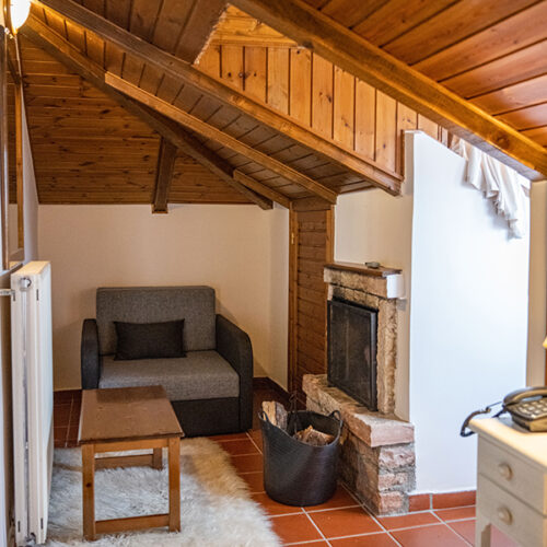 Σοφίτα 2κλινη με τζάκι